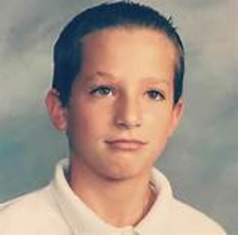 la seva mare li ensenya a tocar el piano