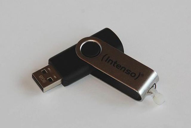 Ajay Bhatt Creates the First USB Technology