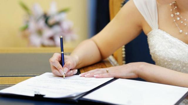 APELLIDO DE LA MUJER CASADA