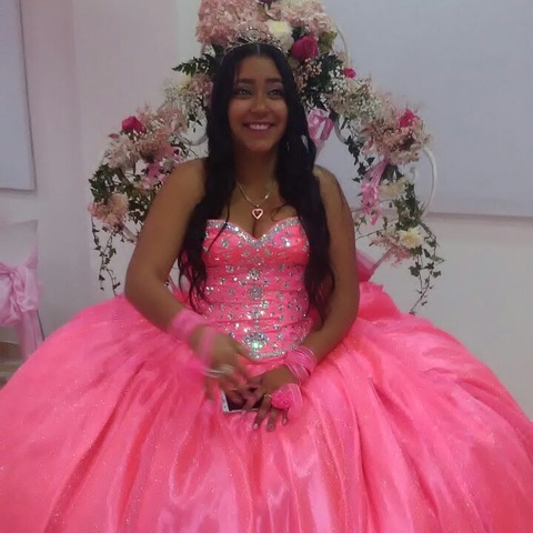 Mis 15, los celebre después de 8 meses pero valió la pena porque los celebre con mi familia a pesar de que mis padres y mi hermano no pudieron venir.