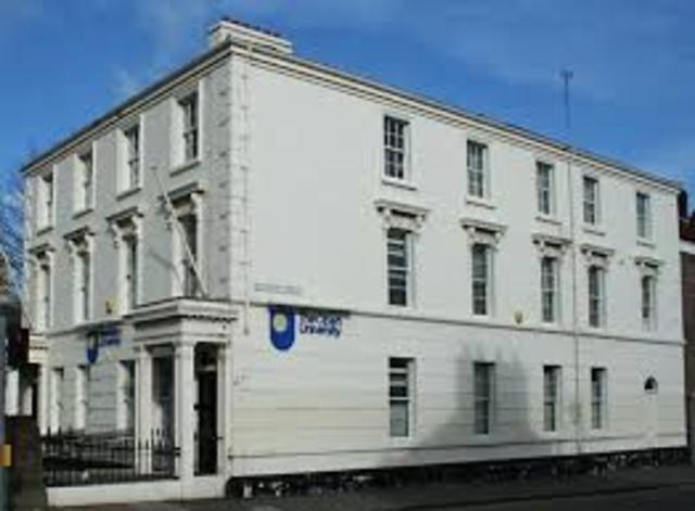 En 1971 inicia sus programas por radio y televisión la Open University de Londres.