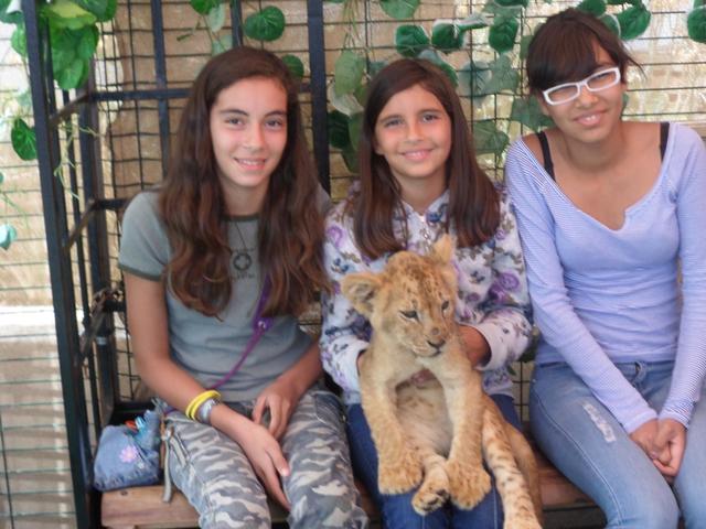 foto con sus dos hermanas mayores, Ruth y Andrea