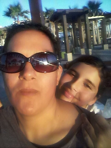 foto con su madre Esthela