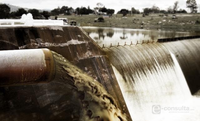 ¿Como contaminan las fabricas el agua