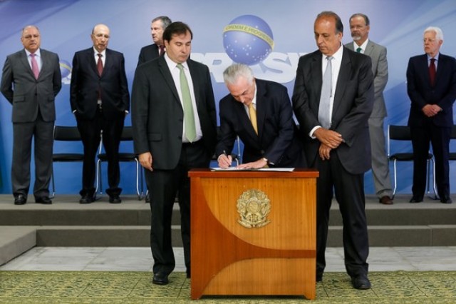 Assinatura do Decreto