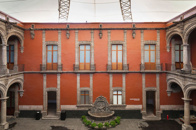 Se inicia la contrucción del palacio de los condes de Santiago de Calimaya