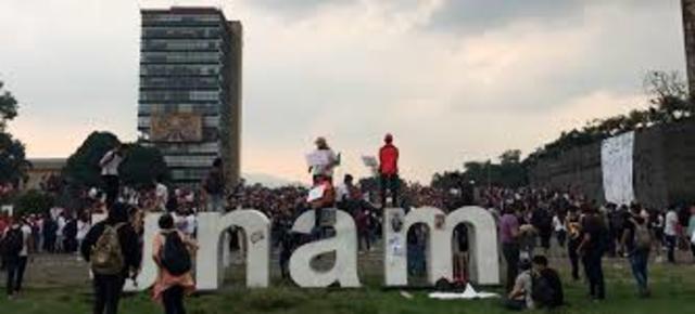 RECTOR SEÑALA UN GRUPO DE PORROS.