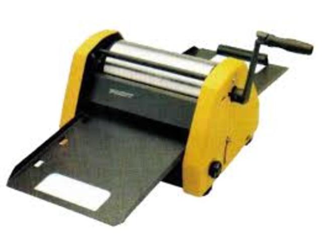 Invenção do mimeógrafo.