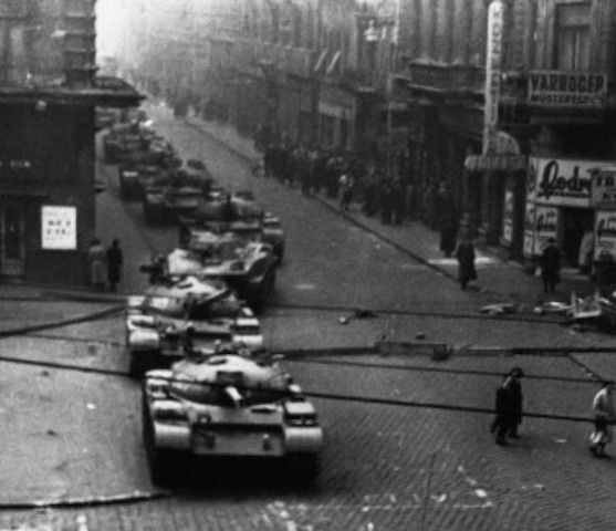 La Unión Soviética sigue atacando a Hungría.