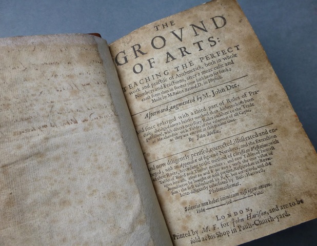 son introducidos el + y – por Robert Recorde en The Grounde of Artes