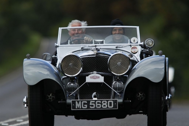 В сентябре 2007 года на автосалоне во Франкфурте был представлен заднеприводный пятиместный спортивный седан класса «Е» – Jaguar XF.