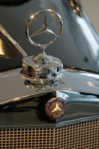 Появились легковой Mercedes-Benz 200