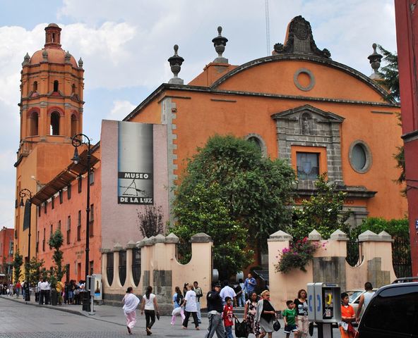Comienza la contrucción del colegio Jesuita de San Pedro y San Pablo.
