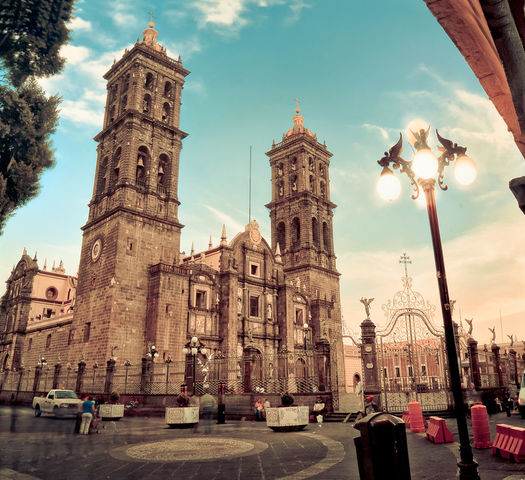 Se comienza la contrucción de la Catedral de Puebla.