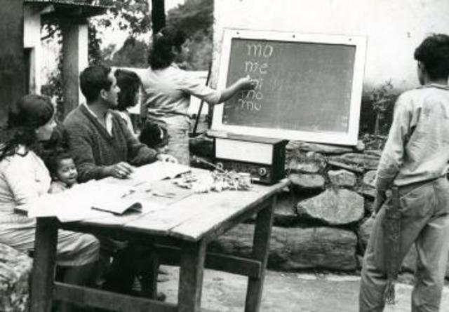 1962: se empezó a utilizar la radio para educar a los bachilleres