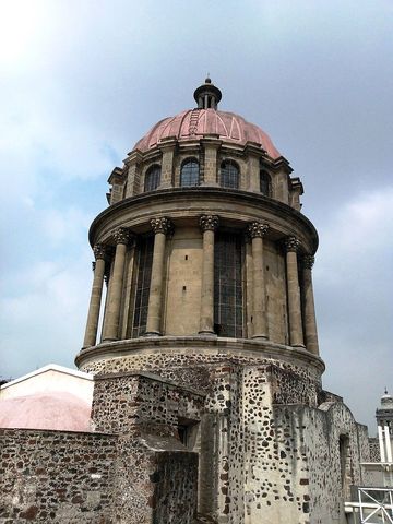 Se construye la cúpula de la iglesia de Santa Teresa la antigua.