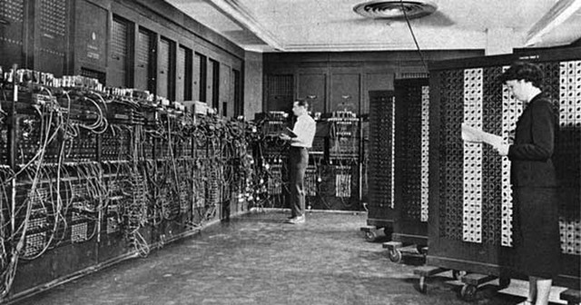 ENIAC  (Electronic Numerical Integrator And Calculator)