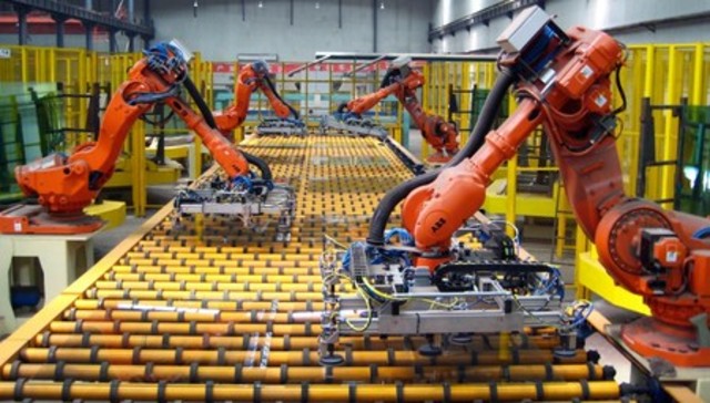 Robots inteligentes se usan en las fabricas.