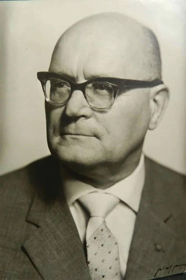 La llamada Educación nueva traída por el alemán JULIUS SIEBER trasformó la Escuela Normal de Varones y conformo el curso suplementario de Educación en 1928