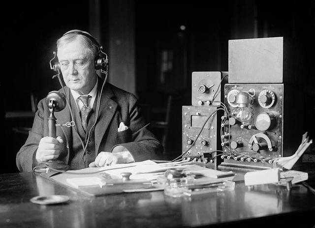 Início dos programas radiofônicos educativos.