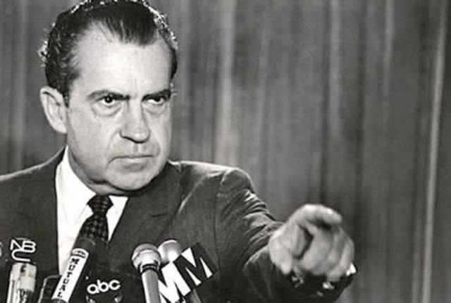 Richard Nixon anuncia decisión unilateral de su gobierno.