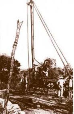 Se inicia la explotación del petroleo