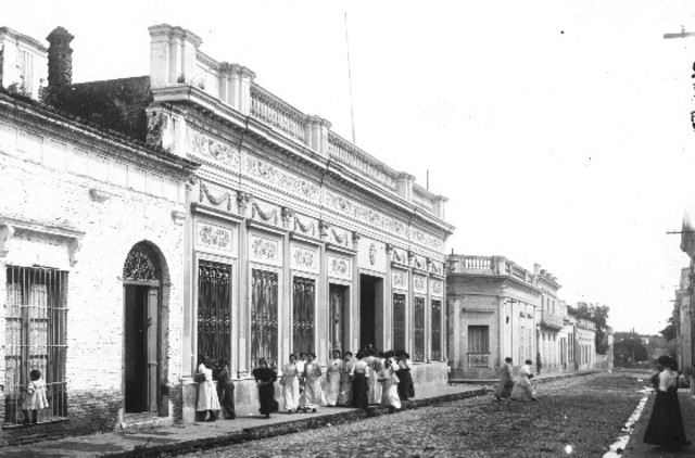 Se funda la escuela normal para profesores