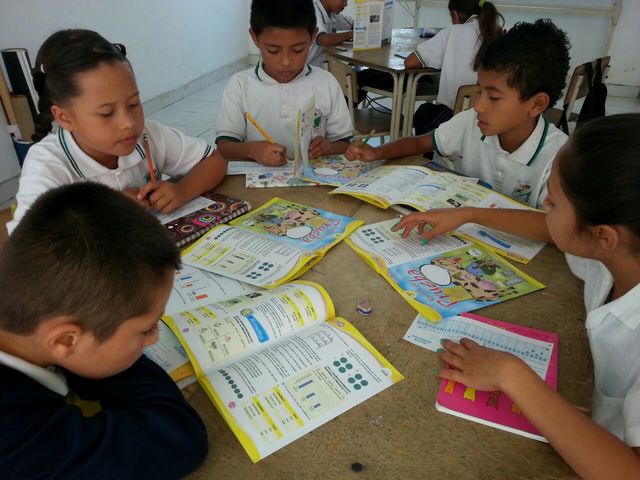 Escuela Nueva o Escuela Activa Vicky Colbert, Beryl Levinger y Óscar Mogollón