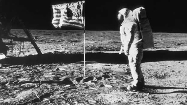 Primer Hombre llega a la luna (Neil Armstrong), Estados Unidos.