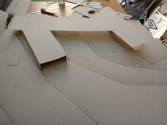 forma del edificio escala 1:100 y terreno con sus niveles