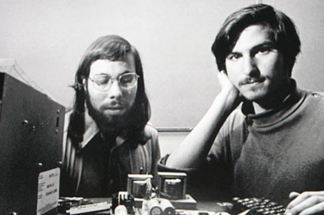 Steve Wozniak y Steve Jobs fundan Apple
