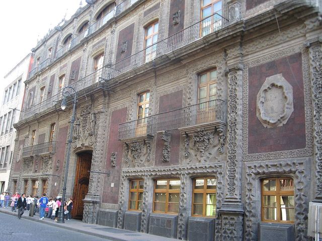 Se contruye El palacio de Iturbide.