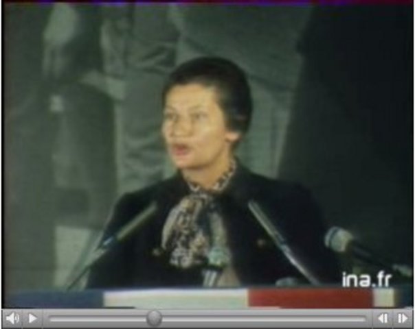 Simone Veil arrive devant