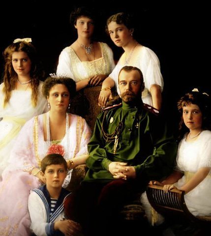 Toda la familia real es asesinada por miembros de la Checa