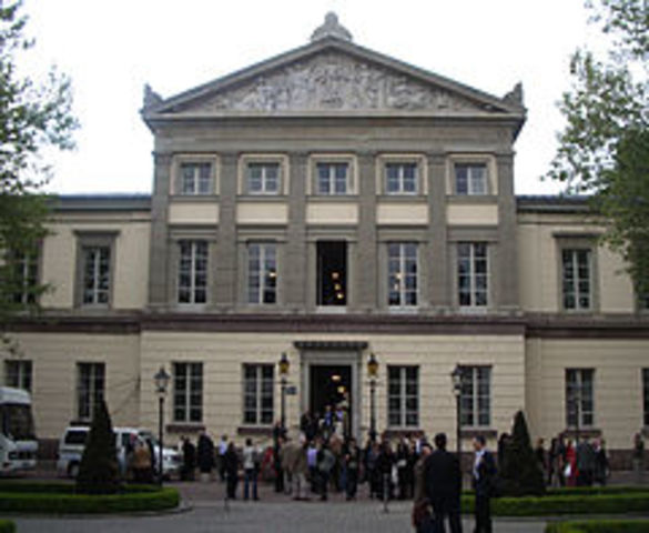 Inicia sus estudios universitarios