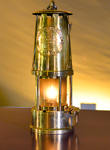 Trabaja como inspector de minas