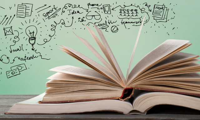 Prensa, máquina de escrever e os livros.