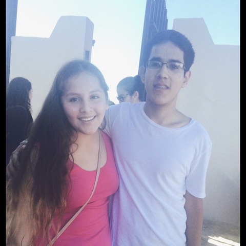 En una convencion son su amigo jorge S