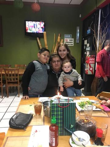celebrando el cumpleaños de su padre