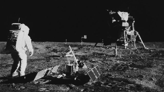 Neil Armstrong realiza la primera transmisión televisiva desde otro mundo