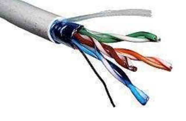 Los medios de transmisión utilizados en telecomunicaciones consistían en cables de cobre (pares trenzados o más recientemente cables coaxiales) y el “vacío”, utilizado en las comunicaciones inalámbricas.