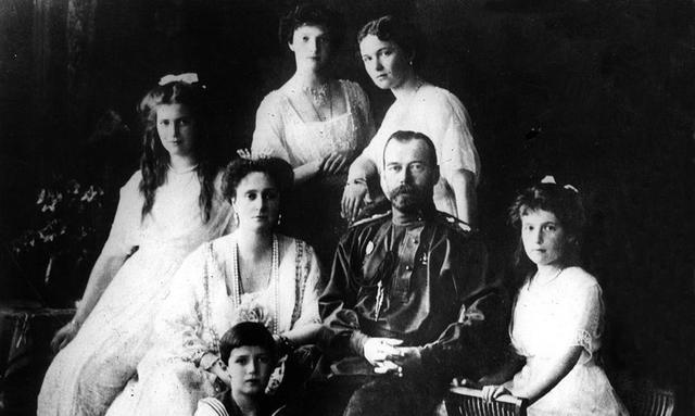 Toda la familia real es asesinada por miembros de la Checa