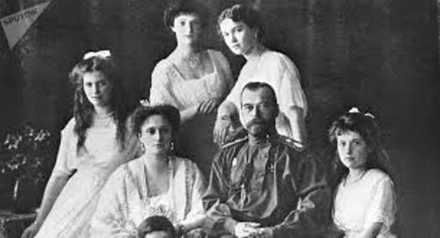 Nicolas II y su Familia son asesinados.