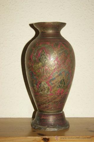 Fabricación en masa de calderos de hierro y jarrones de barro en Inglaterra