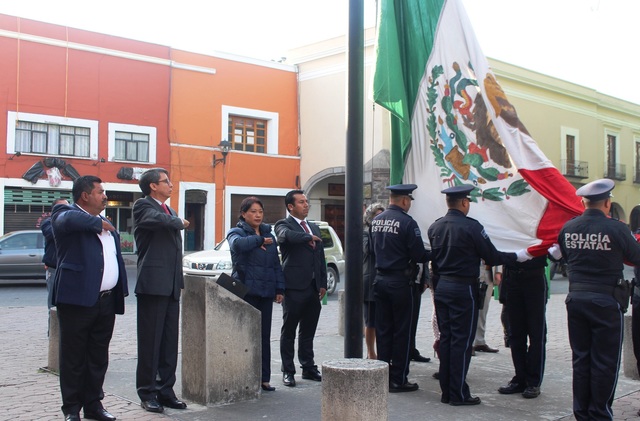 Ceremonia de homenaje a la bandera en la Plaza de la Constitucion