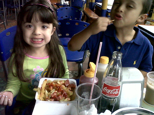 Disfrutando una rica comida con mi hermano