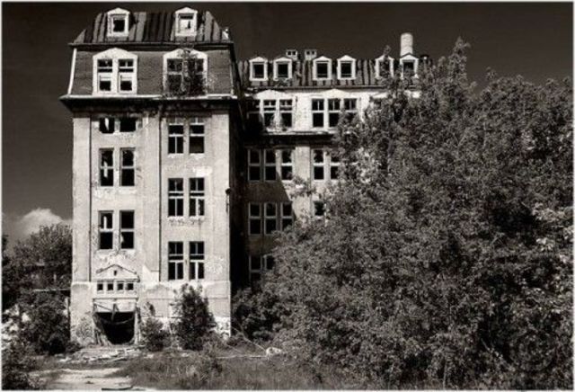 1863: Primera escuela para discapacitados o disminuidos.