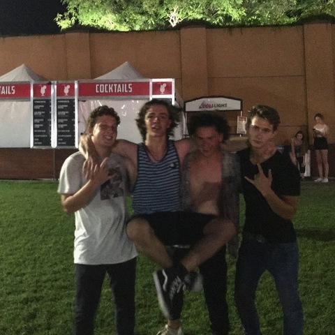 je allais avec mes amis a mon premier concert