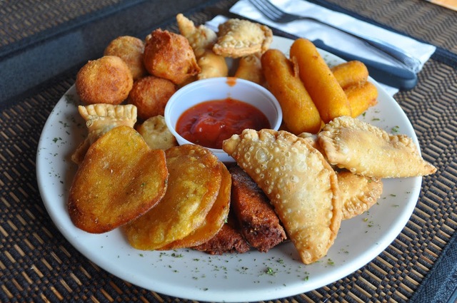 ¿Cuáles son algunos tipos de alimentos que causan esta enfermedad?