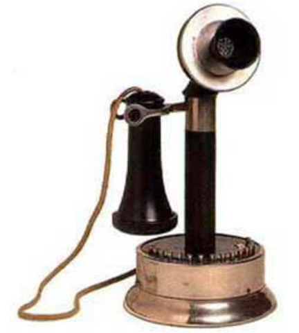 Se crearon los teléfonos de niquel tipo candelabro, fueron los primeros teléfonos de mesa.